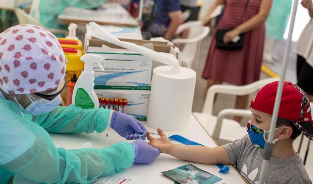 Provtagning för covid-19 pågår över hela värden, här i Spanien under veckan. Foto: Manu Fernandez/AP/TT