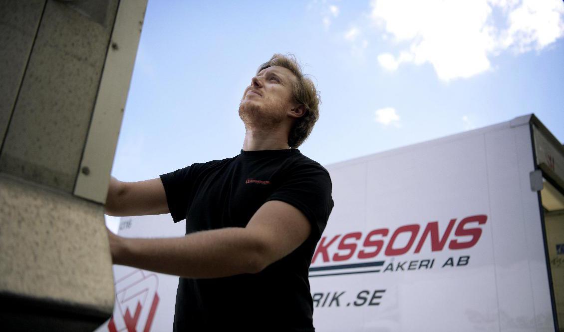 29-årige Gustav Persson kom hem från en lång utlandsvistelse i mars när coronapandemin var ett faktum. Turligt nog fanns jobb i budbilsbranschen som fått en liten skjuts när fler har stannat hemma och beställt varor med hemleverans. Det var en av jobbkategorierna där antalet arbetstillfällen ökade i april. Foto: Janerik Henriksson/TT