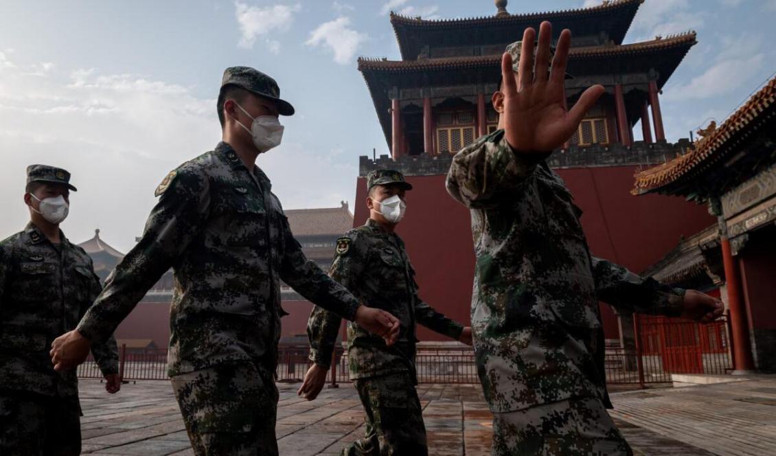 Soldater i Kinas befrielsearmé marcherar vid ingången till den ”Förbjudna staden” under en öppningsceremoni vid ett politiskt möte i Peking den 21 maj 2020. Foto: Nicolas Asfouri, AFP via Getty Images