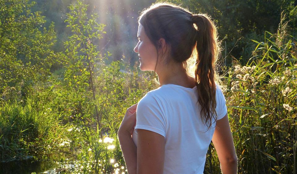 Att gå ut i vårsolen och andas in naturens dofter och lyssna till vind och fågelkvitter är lugnande för sinnet, och kan bidra till att stärka vårt immunförsvar. Foto: Pixabay