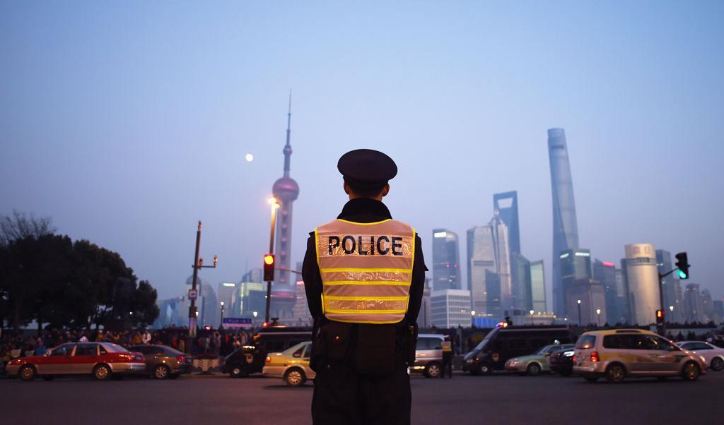 




En polis står vakt i Shanghai vid nyårsrusningen. Myndigheter i Shanghai har skärpt censuren över kritik på internet, när det gäller att samla människor på internet, och genom att förtrycka media. Shanghai, Kina, den 3 januari 2015. Foto: Wang Zhao/AFP/Getty Images                                                                                                                                                                                                                                                