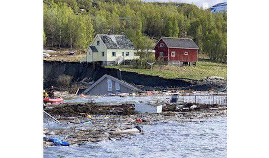

Ett kraftigt jordskred har ägt rum vid Kråkeneset i Alta i Norge.  Foto: Redningsselskapet, "Vekteren"/NTB                                                                                        