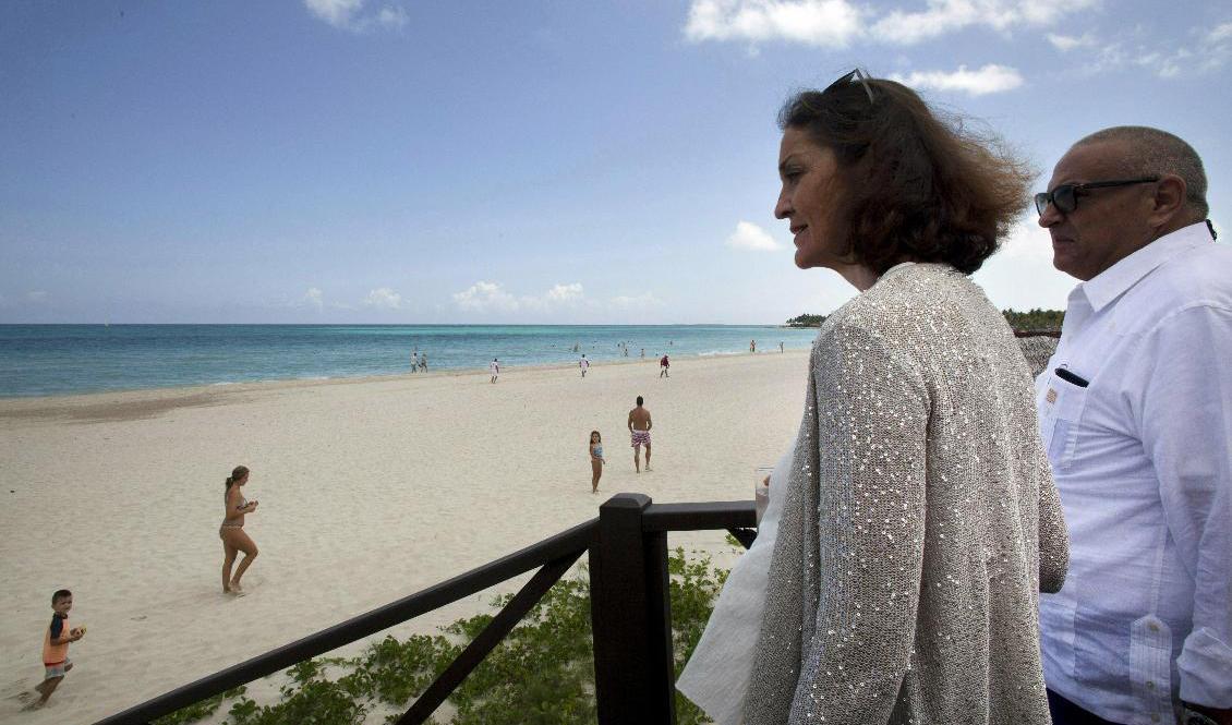 Spaniens industri- och turismminister Reyes Maroto besöker en av otaliga spanska turistanläggningar som nu står öde. Men snart kommer franska och portugisiska turister att välkomnas. Foto: Ismael Francisco/AP/TT-arkivbild