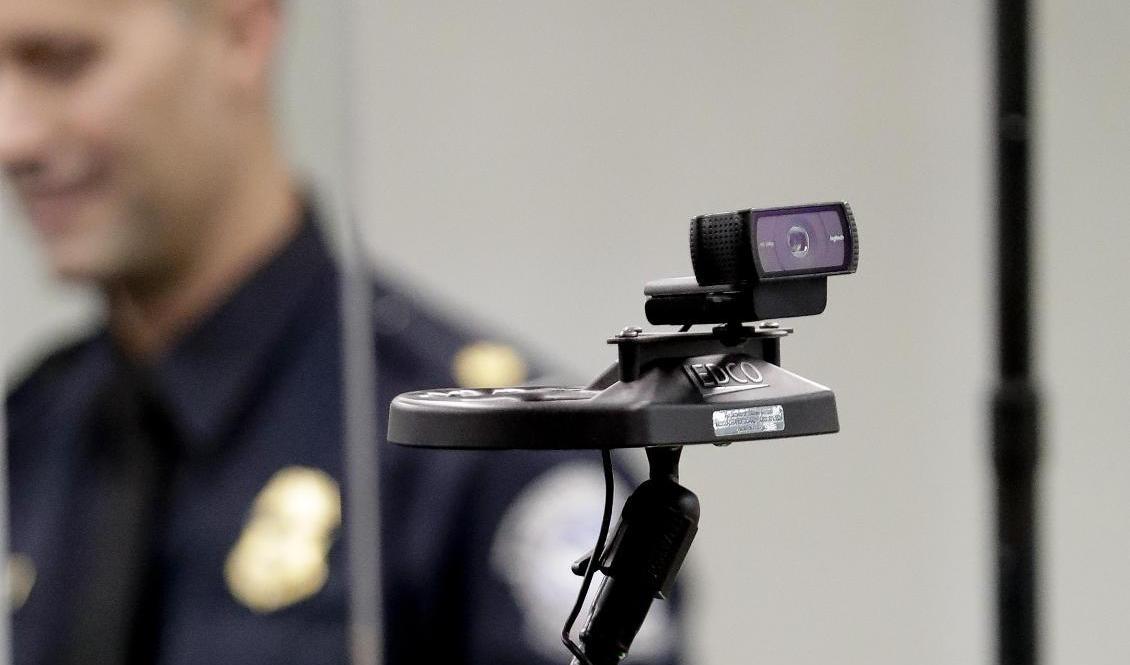 FAnsiktsigenkänning finns på flera håll i världen. Här vid en kontroll på flygplatsen i Orlando i Florida, USA. Foto: John Raoux/AP/TT-arkivbild