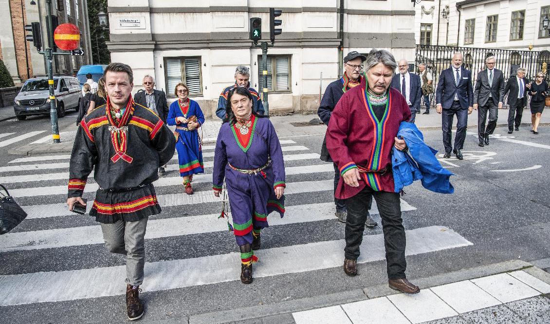 Lars Miguel Utsi, Britt Sparrock och Anders Kråik från sametinget fotograferade i samband med att tvisten mellan Girjas sameby och staten om rätten till jakt och fiske avgjordes i Högsta domstolen i januari. Foto: Tomas Oneborg/SvD/TT