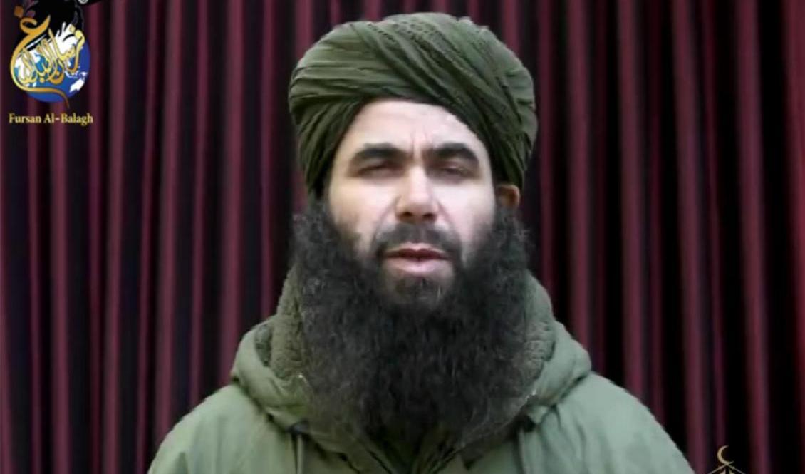 Dödade Abdelmalek Droukdel syns här i en video från extremiströrelsen. Foto: AP/TT-arkivbild