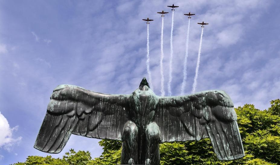 Flygningen utgick från Västerås med passage av flygvapenmonumentet vid Karlaplan i Stockholm. Foto: Anders Wiklund/TT