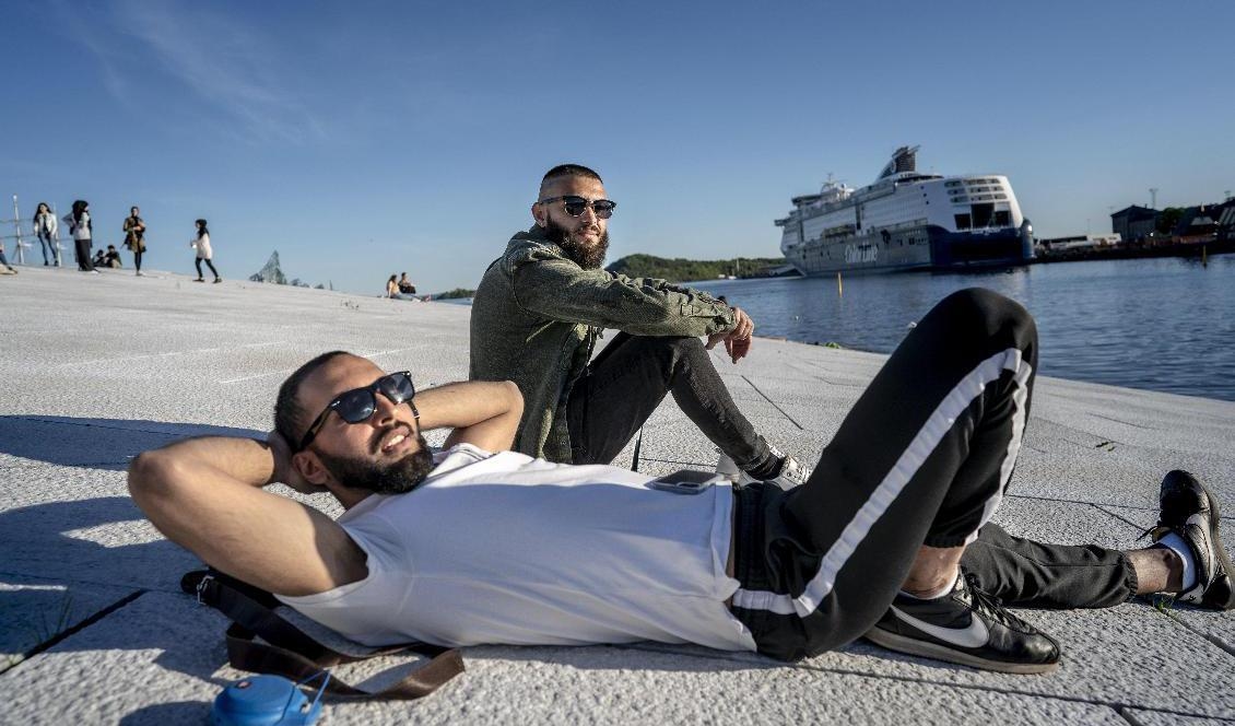”Man blir både orolig och rädd” säger hjälparbetaren Mäheved Abdil Kader. Bakom honom sitter skådespelaren Anel Karic. Foto: Björn Larsson Rosvall/TT