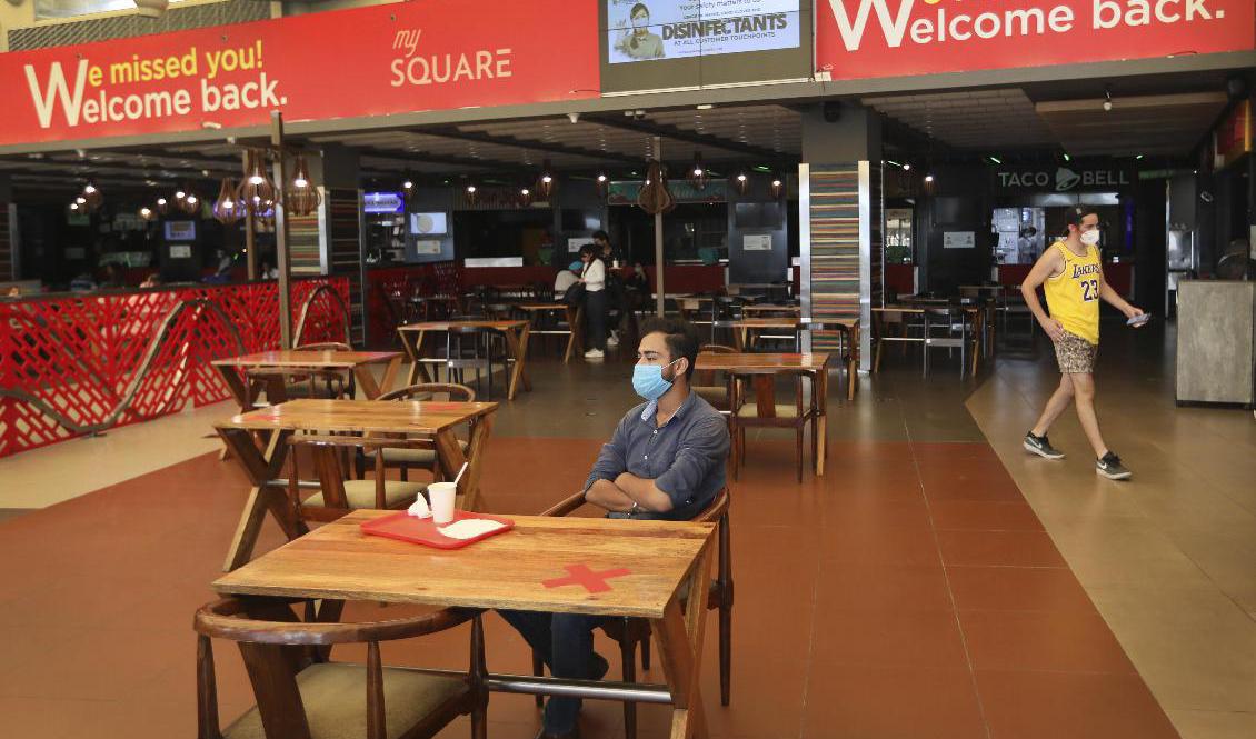 En person som just avslutat sin dryck i ett köpcentrum i New Delhi i Indien, måndag 8 juni. Foto: Manish Swarup