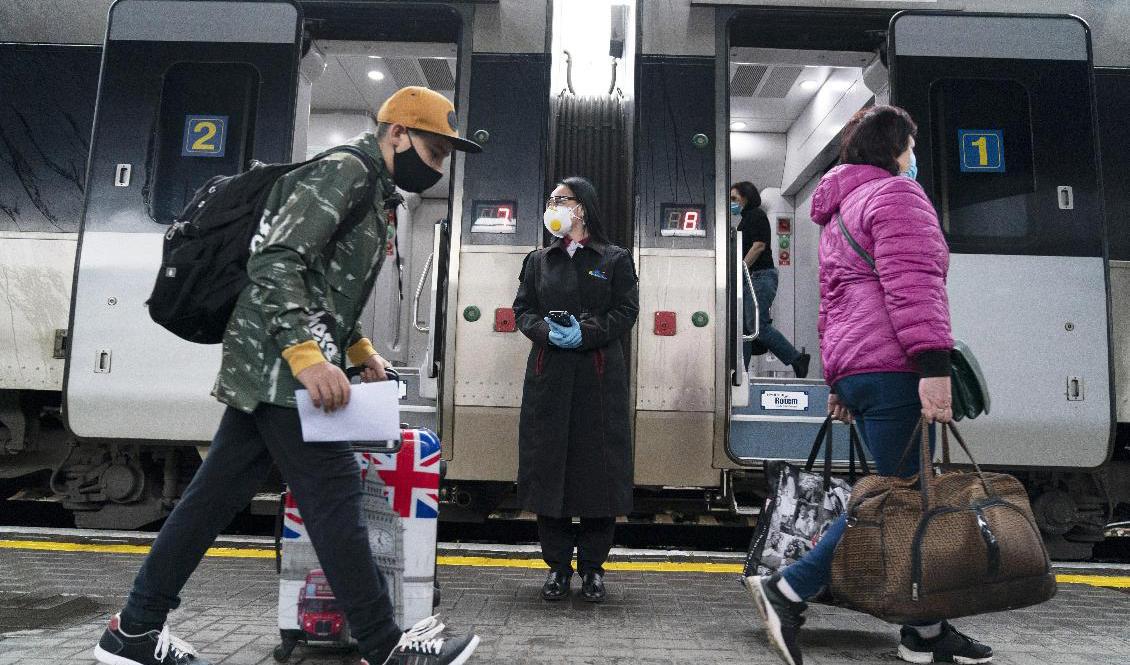 Tågstationen i Kiev. Ukraina har de senaste veckorna lättat på coronarelaterade restriktioner. Från och med den 1 juni är det till exempel tillåtet med inrikesresor. Foto: Evgeniy Maloletka/AP/TT