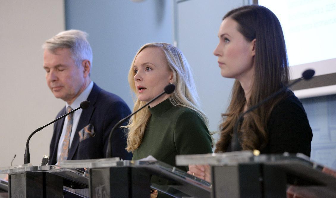 Maria Ohisalo, här med regeringskollegorna utrikesminister Pekka Haavisto (till vänster) och statsminister Sanna Marin (till höger). Foto: Mikko Stig