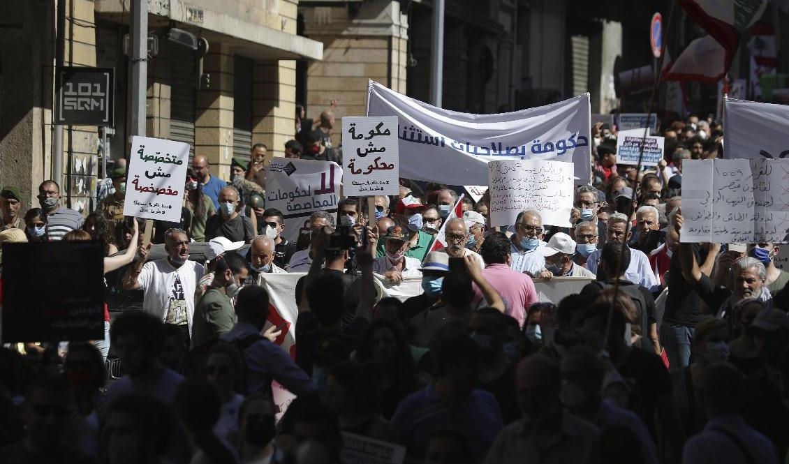 De flesta protesterna i Libanon genomfördes utan våldsamheter, som den här i huvudstaden Beirut under lördagen. Foto: Hassan Ammar/AP/TT