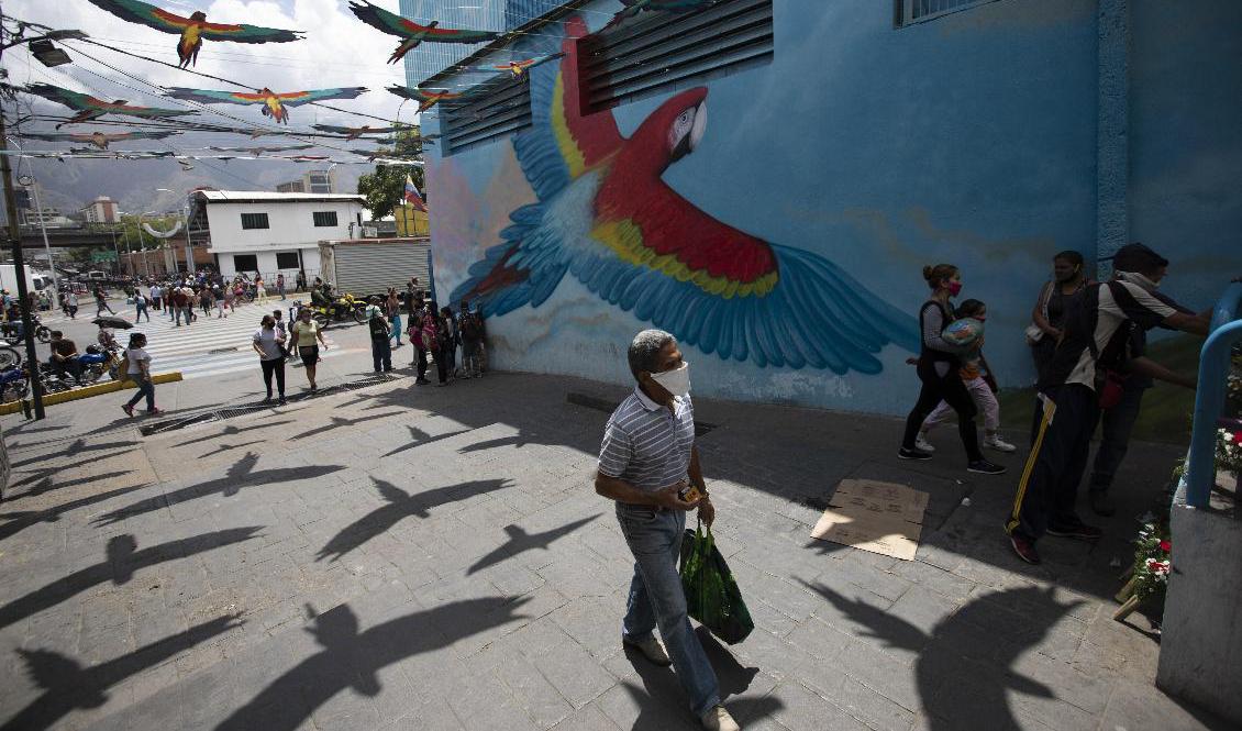 Venezuelas oppositionsledare Juan Guaidó säger att oppositionen inte kommer att erkänna en falsk valmyndighet. Bilden är från huvudstaden Caracas tidigare i juni. Foto: Ariana Cubillos/AP/TT