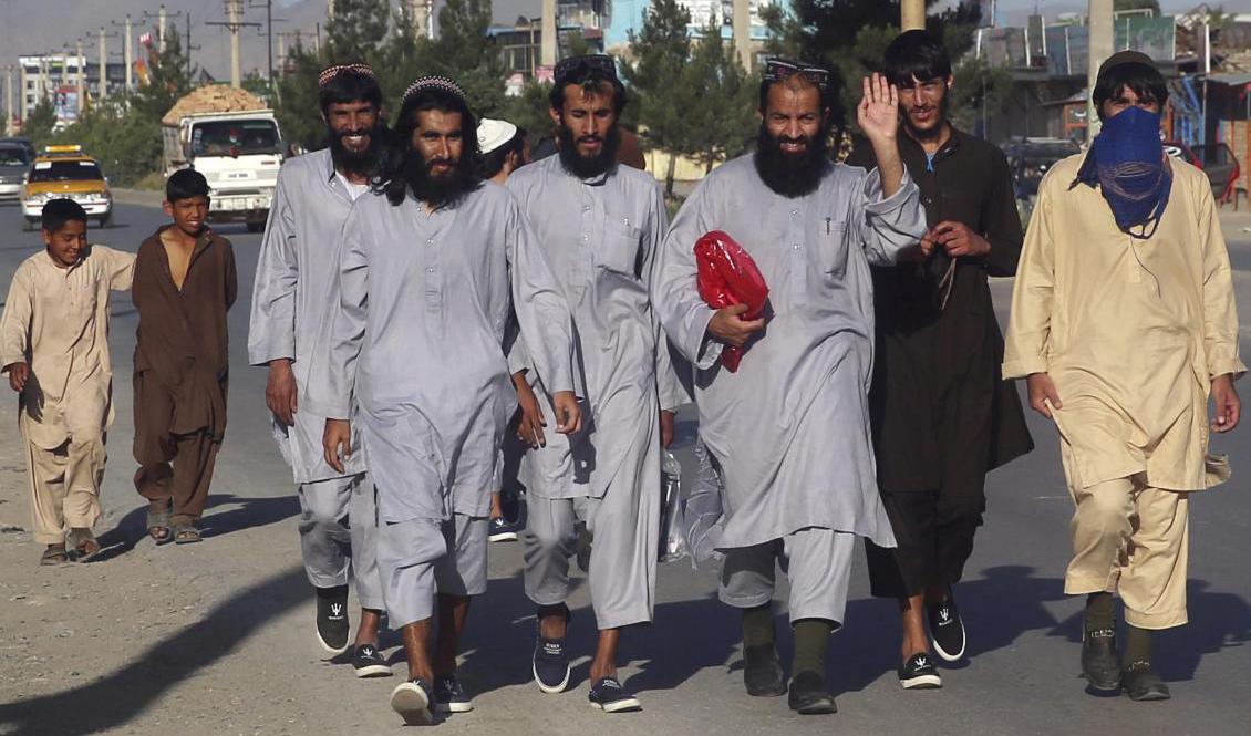 Frigivna talibaner lämnar ett fängelse i den afghanska huvudstaden Kabul i slutet av maj, som ett led i den färdplan som härnäst ska resultera i fredssamtal. Foto: Rahmat Gul/AP/TT-arkivbild