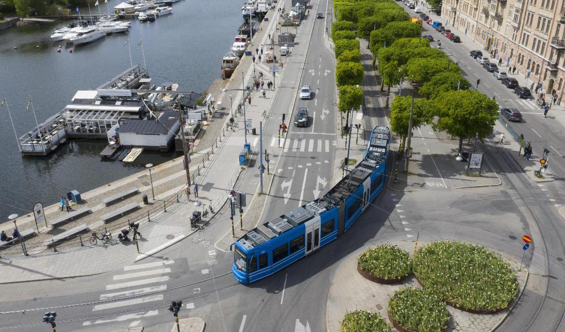 Många har åkt utan att betala för sig i Stockholm. Här en spårvagn på en sommargrön Strandvägen. Foto: Fredrik Sandberg/TT-arkivbild