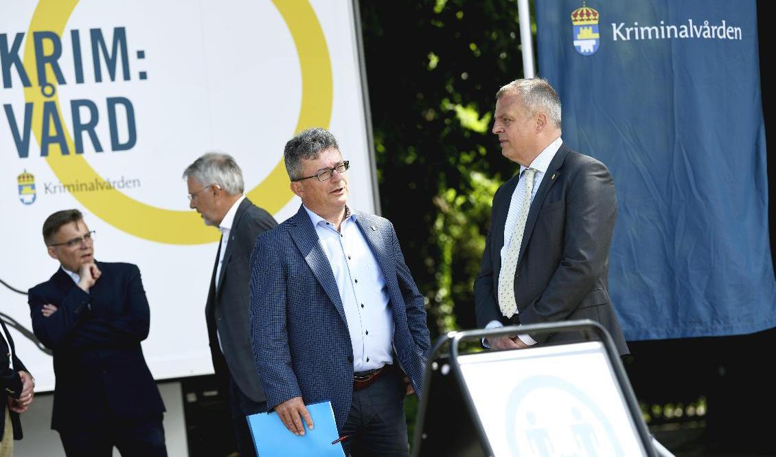Trelleborgs kommunstyrelses ordförande Mikael Rubin (M) och kriminalvårdens generaldirektör Martin Holmgren vid Kriminalvårdens pressträff i Trelleborg. Foto: Johan Nilsson/TT