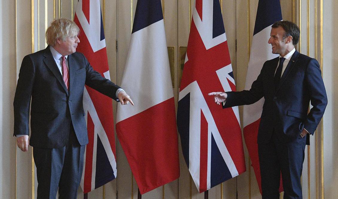 Storbritanniens premiärminister Boris Johnson och Frankrikes president Emmanuel Macron möttes i London på torsdagen för att hedra förre franske presidenten Charles de Gaulle. Foto: Justin Tallis/AP/TT