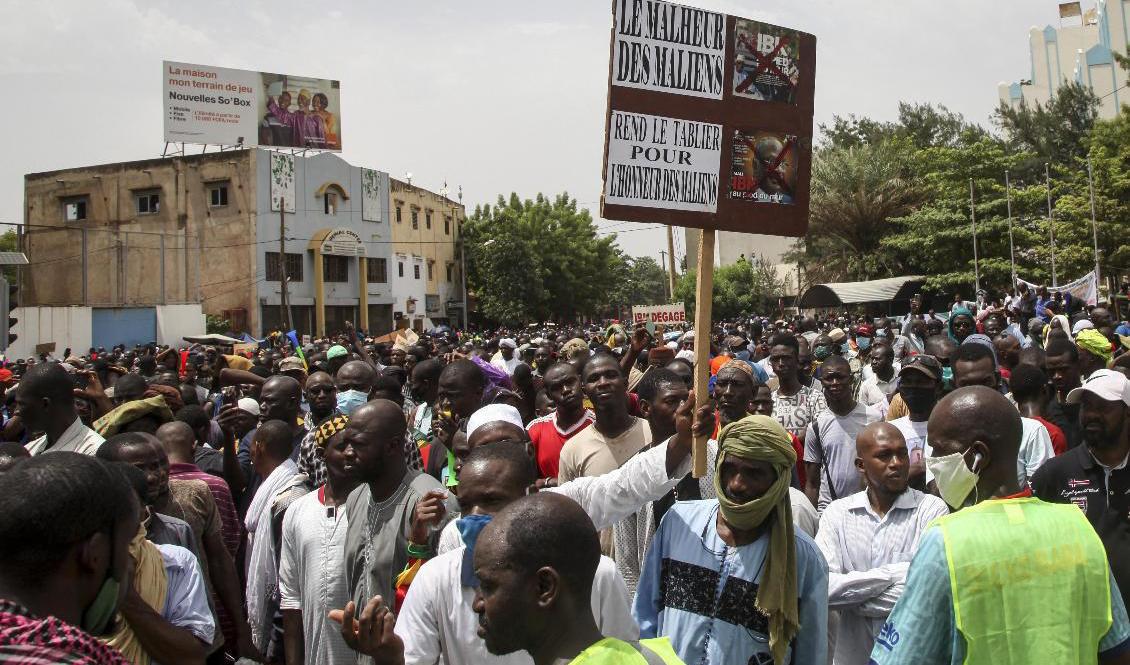 Nya protester har hållits i Mali. Bilden är tagen vid en demonstration den 5 juni i år. Foto: Baba Ahmed/AP/TT-arkivbild