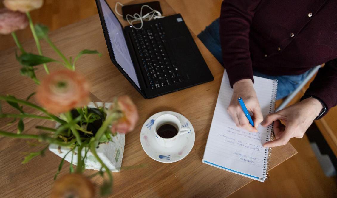 Kvinnor är mer oroade för att smittas på jobbet än män. Foto: Stina Stjernkvist/TT-arkivbild