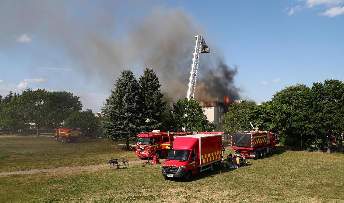 Räddningstjänsten bekämpar en brand i ett hyreshus i Skäggetorp i Linköping. Enligt polisen finns det stor risk att hela huset brinner ned. Foto: Jeppe Gustafsson/TT