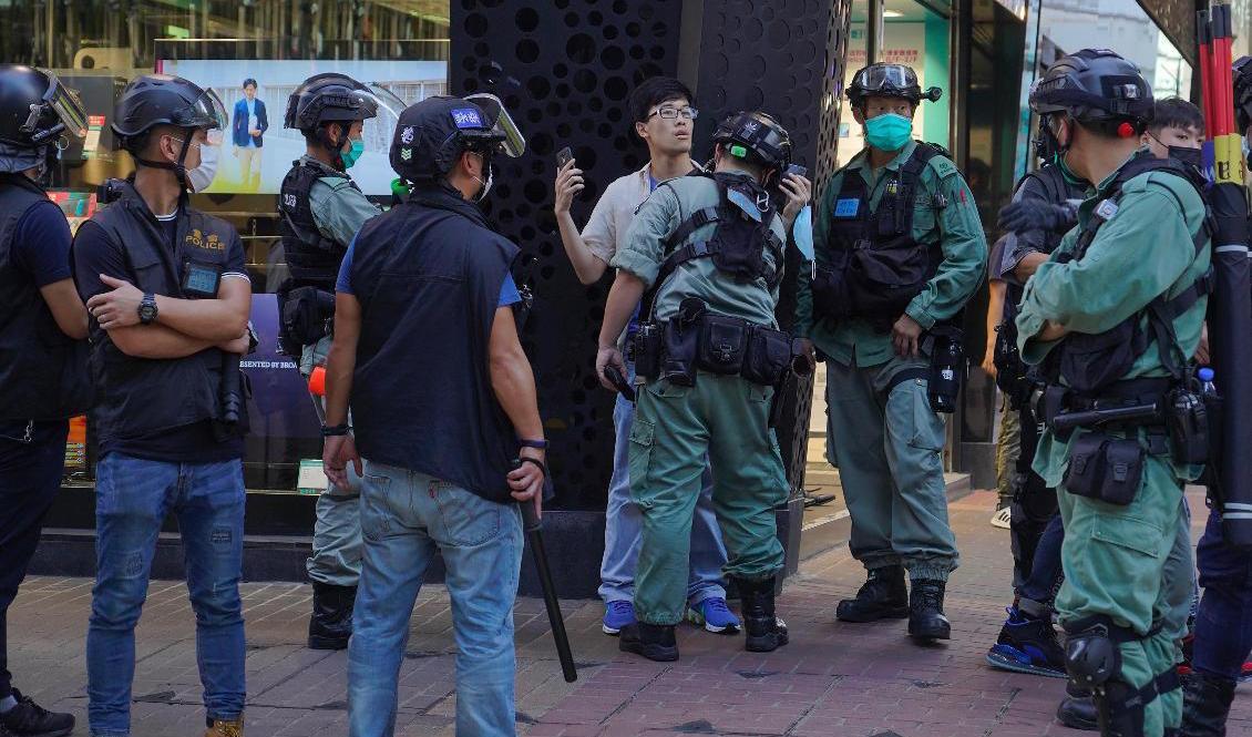 Polisen griper en man under demonstrationen i Hongkong. Foto: Vincent Yu/AP/TT