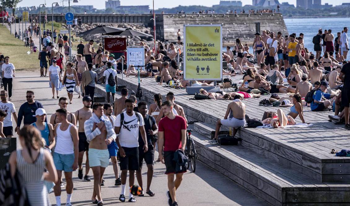 På Scaniabadet i Malmö har skyltar satts upp som uppmanar människor att hålla avstånd. Foto: Johan Nilsson/TT