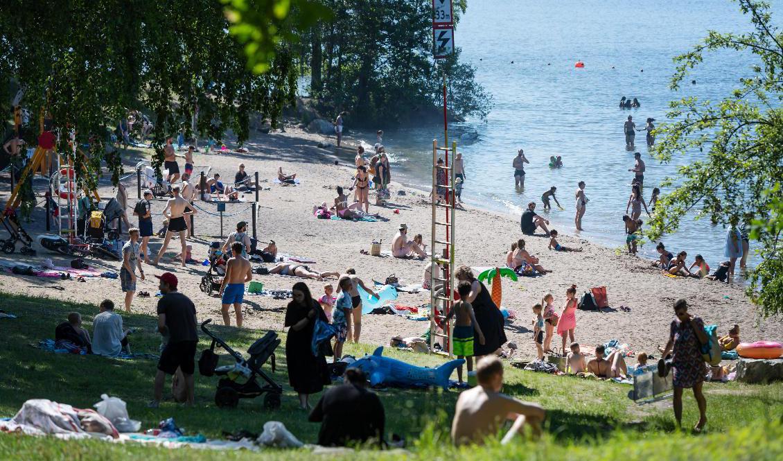 Mälarhöjdsbadet i Stockholm förra veckan. Slutet av juni var det ovanligt varmt på många håll, nu väntar fortsatt ostadigt väder. Foto: Stina Stjernkvist/TT