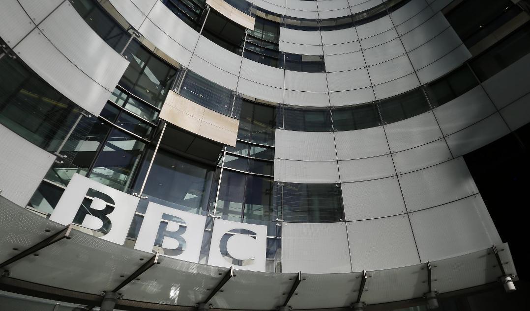 BBC, eller British Broadcasting Corporation, ska minska med 450 tjänster. Foto: Alastair Grant/AP/TT-arkivbild
