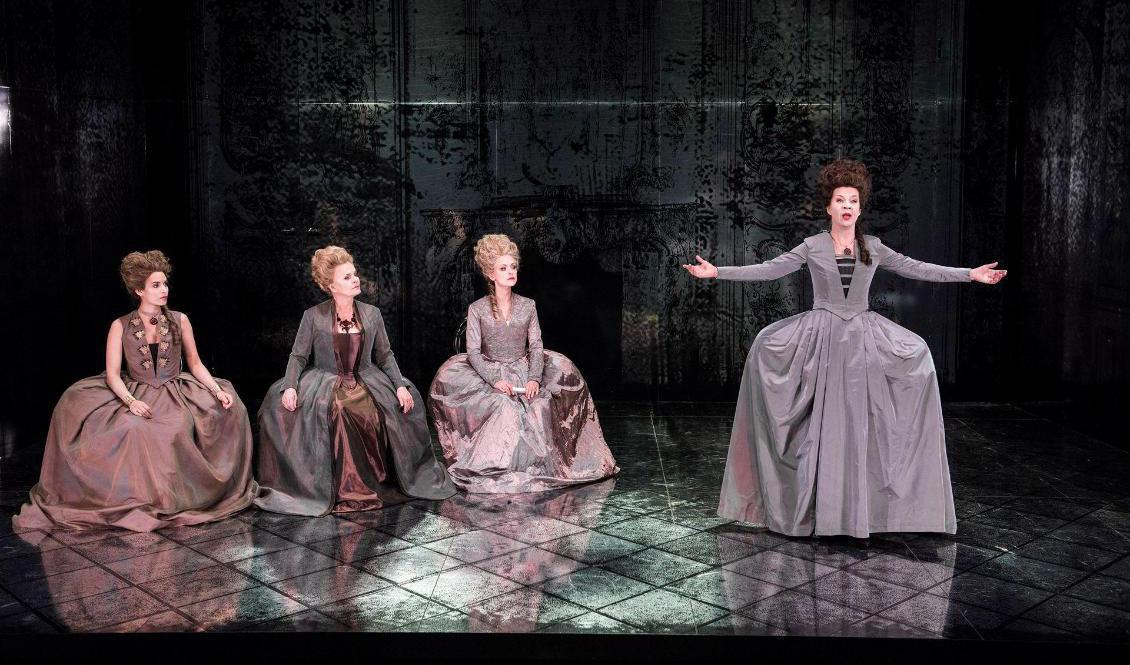 På Dramatens strömningstjänst Dramaten Play, som lanserades i mars, finns ett stort utbud av äldre inspelade föreställningar. En av dem är Ingmar Bergmans uppsättning av Yukio Mishimas pjäs "Markisinnan de Sade" från 1989, med bland andra Stina Eklad och Marie Richardson i några av rollerna. Foto: Urban Jörén/Dramaten. Pressbild.