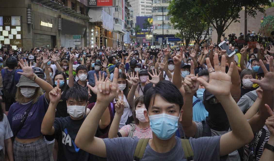 Hongkongbor demonstrerar mot Kinas nya säkerhetslag den 1 juli, då lagen trädde i kraft. Foto Vincent Yu/AP/TT
