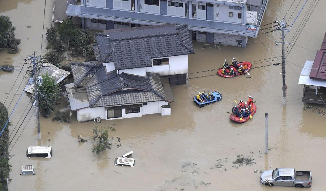 
Husen stor under vatten i Hitoyoshi i Kumamoto i södra Japan. Foto: AP/TT                                            