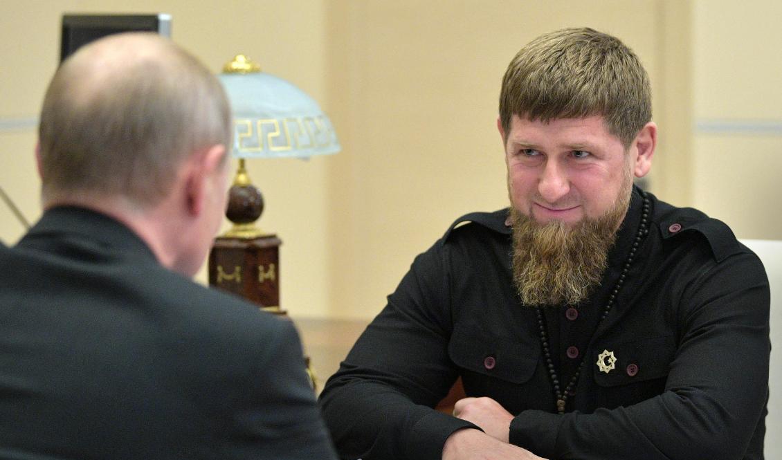 Tjetjeniens ledare Ramzam Kadyrov (till höger) på besök hos Rysslands president Vladimir Putin. Foto: Alexei Druzhinin/Sputnik/AP/TT-arkivbild