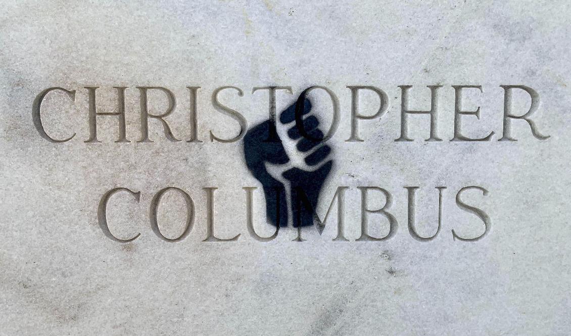 
Debatten om Kristofer Columbus har tagit ny fart i USA. Bild från ett monument med graffiti i Tampa, Florida. Foto: Ivy Ceballo/AP/TT                                            