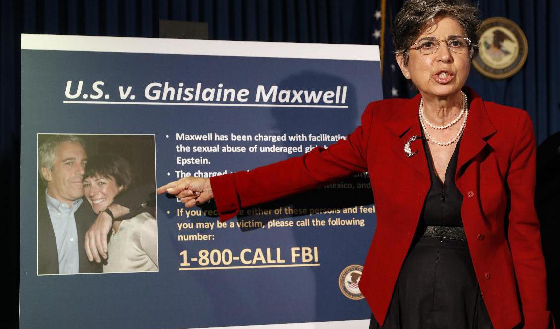 Åklagaren Audrey Strauss presenterar misstankarna mot Ghislaine Maxwell i samband med gripandet av henne i början av juli. Foto: John Minchillo/AP/TT