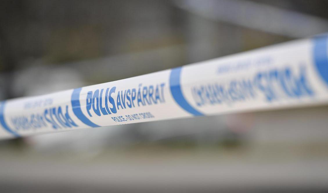 Ett 15-tal bilar har förstörts i en brand i Färjestaden. Foto: Stina Stjernkvist/TT-arkivbild