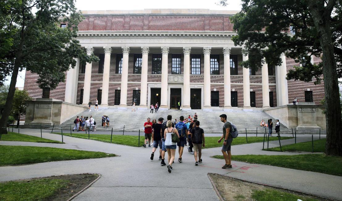 Studenter vid det anrika lärosätet Harvard i Cambridge i Massachusetts. Foto: Charles Krupa/AP/TT-arkivbild