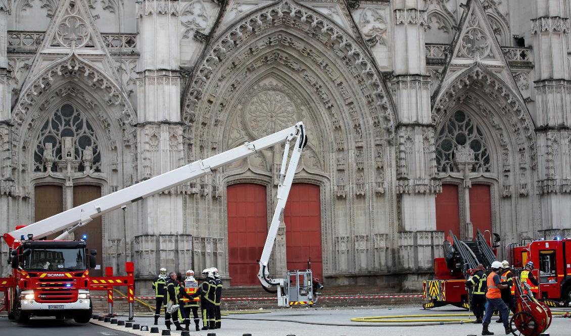 Brandmän försöker bekämpa branden vid katedralen i Nantes. Foto: Stephane Mahe/Reuters/TT