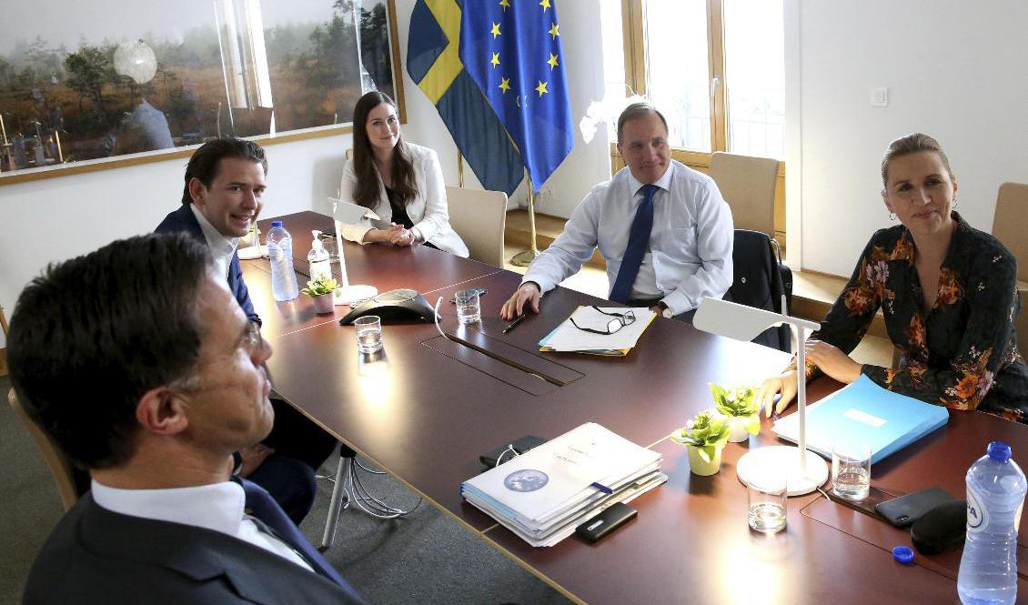 EU-toppmötets "frugala fyra" består av Nederländernas Mark Rutte, Österrikes Sebastian Kurz, Sveriges Stefan Löfven och Danmarks Mette Frederiksen. Finlands Sanna Marin ger flankstöd för kravet på återhållsamhet i budget och coronastöd. Foto: Francois Walschaerts/AP/TT