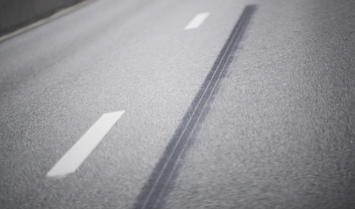 En sträcka av riksväg 55 har stängts av på grund av klippblock som riskerar att rasa ner. Foto: Fredrik Sandberg/TT-arkivbild