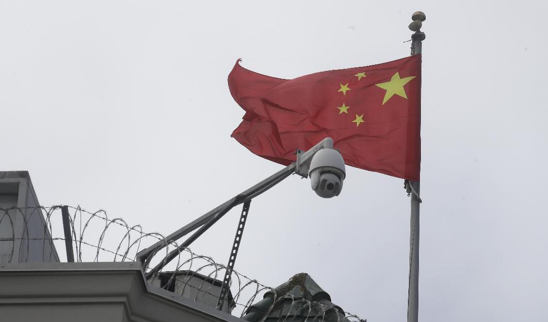 Den kinesiska flaggan över Kinas konsulat i San Francisco. Foto: Jeff Chiu/AP/TT
