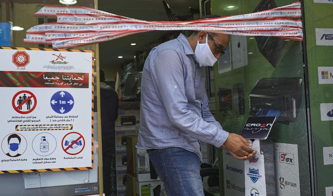 Att bära mask är obligatoriskt i Marocko. Foto: Abdeljalil Bounhar/AP/TT-arkivbild