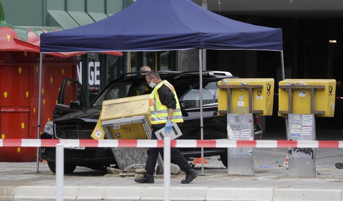 Utredare runt den kraschade bilen vid Bahnhof Zoo på söndagsmorgonen. Foto: Markus Schreiber/AP/TT
