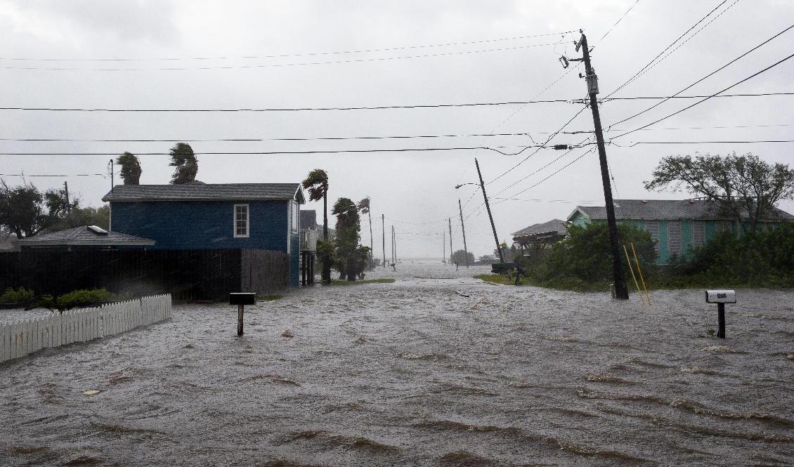 
Vattnet stiger i Laguna Shores vid sydvästra Texas kust efter att ovädret Hanna har nått land. Foto: Courtney Sacco/Caller-Times/AP/TT                                            