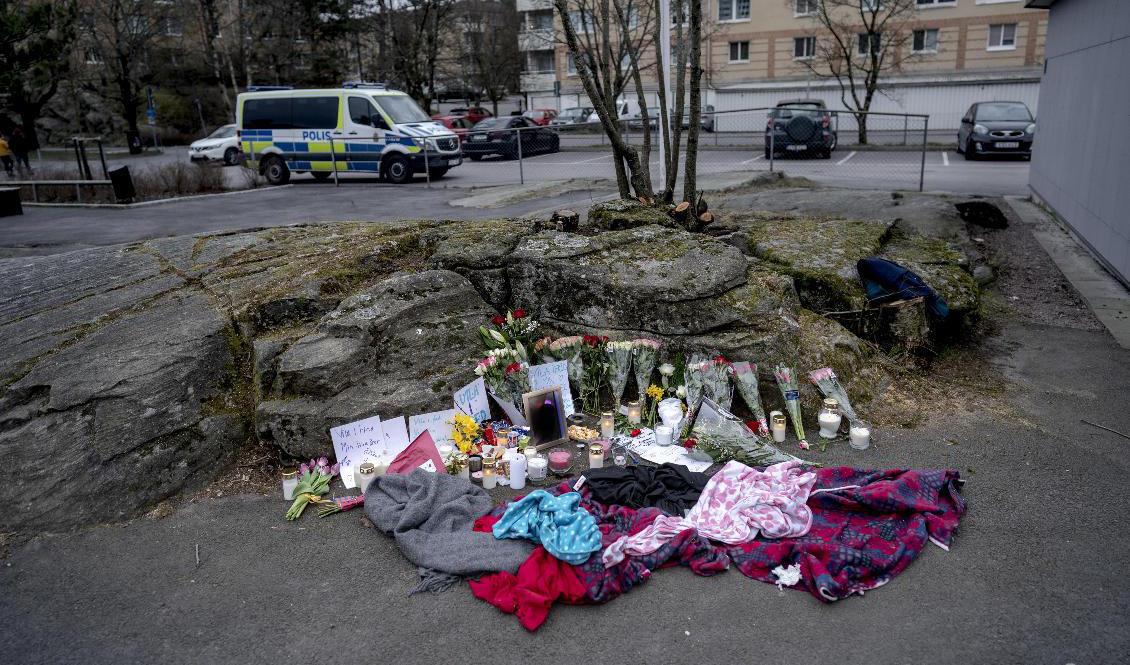 Blommor och ljus på skolgården i stadsdelen Kortedala i Göteborg, när beskedet kommit om att den knivskurne pojken avlidit. Foto: Björn Larsson Rosvall/TT-arkivbild