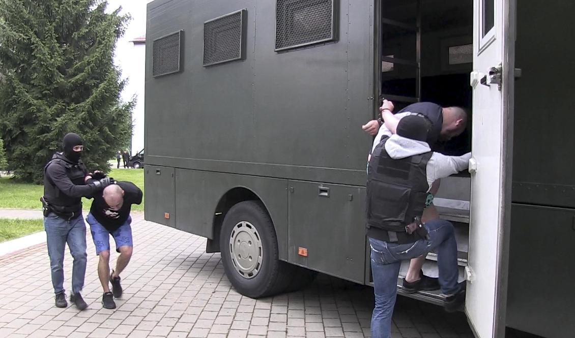 Belarusiska säkerhetsstyrkor grep mer än 30 personer som misstänks arbeta för ett ryskt säkerhetsföretag. Nu vill Ukraina att 28 av dem utlämnas eftersom de misstänks ha deltagit i strider i östra Ukraina. Foto: KGB Handout, AP/TT