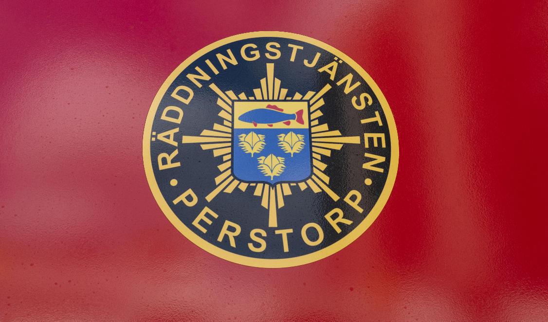 Räddningstjänsten i Perstorp kämpar mot lågorna som river i hembygdsgården som är runt 400 år gammal. Foto: Johan Nilsson/TT-arkivbild