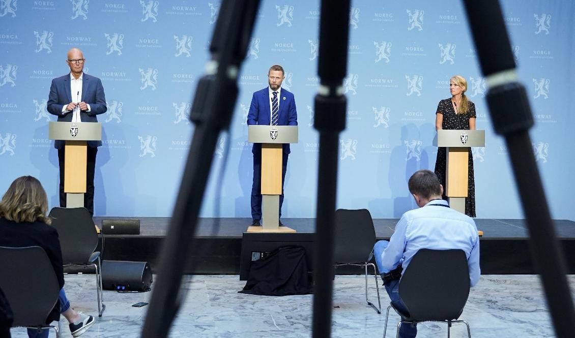 Hälsodirektör Bjørn Guldvog, hälso- och omsorgsminister Bent Høie (H) och avdelningsdirektör på Folkehelseinstituttet Line Vold på fredagen. Foto: Lise Åserud