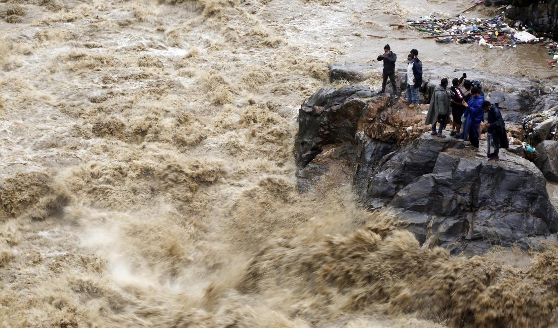 Det kraftiga monsunregnet har krävt flera liv i Nepal, och i grannlandet Indien. Foto: Niranjan Shrestha/AP/TT
