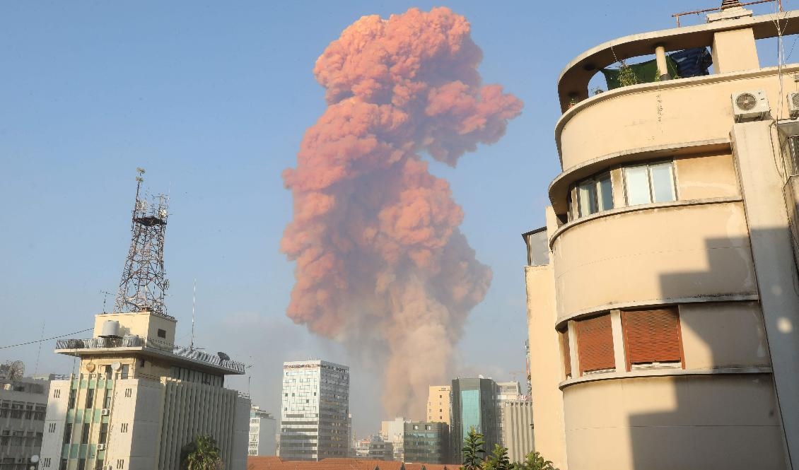 En massiv explosion har skakat Libanons huvudstad Beirut. Foto: Anwar Amro/AFP/TT