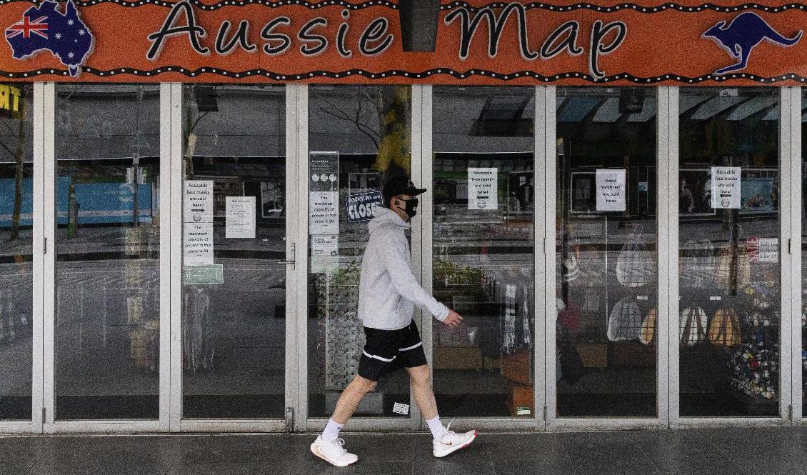 
En man passerar förbi utanför en stängd affär i Melbourne på onsdagen. Foto: Asanka Brendon Ratnayake                                            